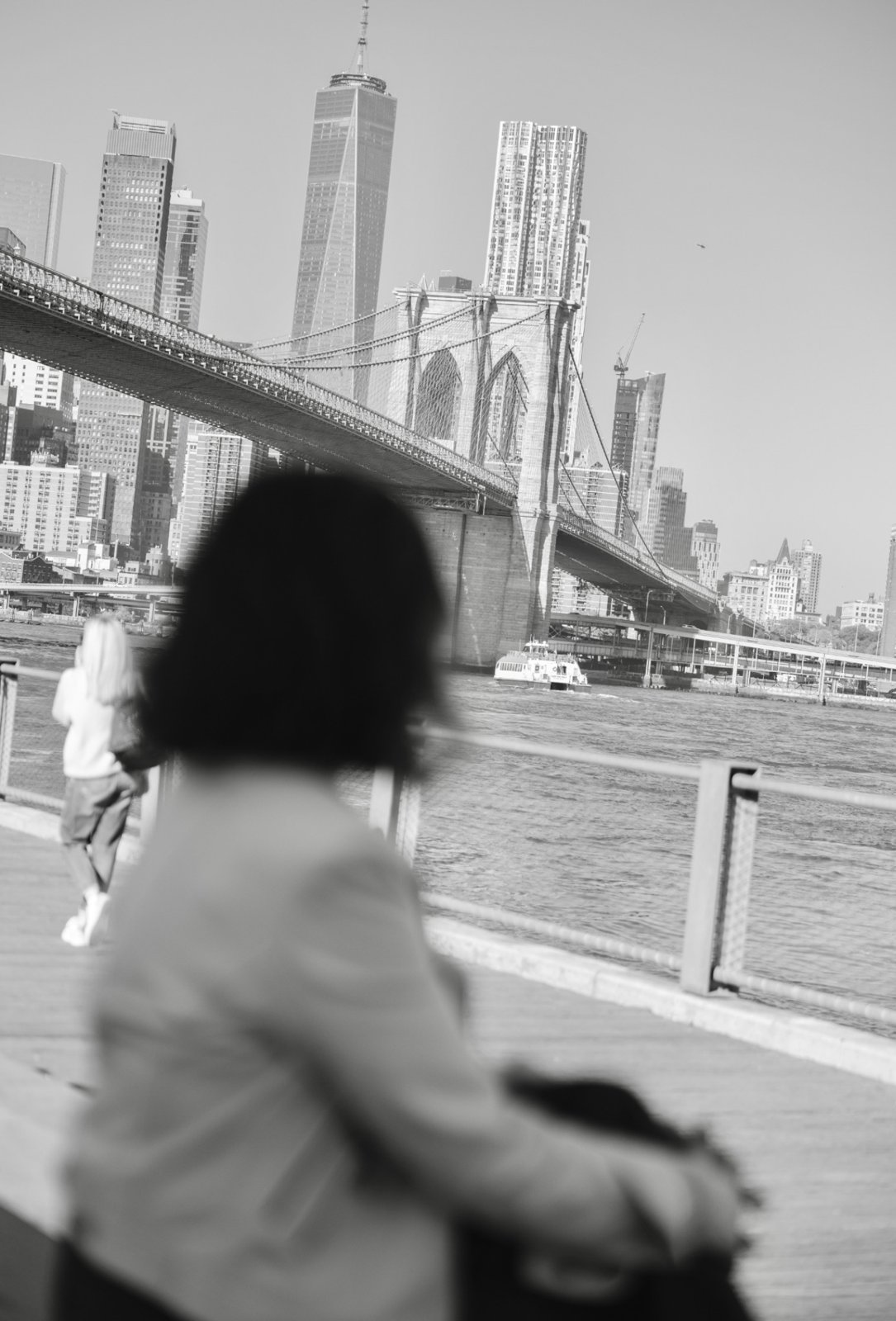 Ana caminhando em Barcelona